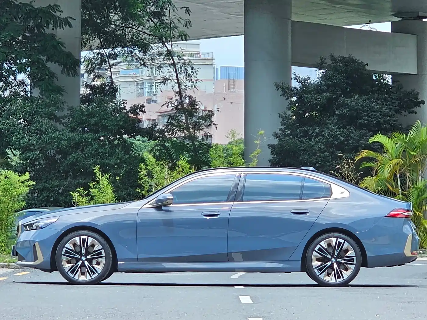 BMW 5 Series 2024 530Li Premium Luxury Package фото 16