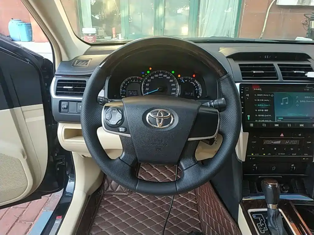 Фото 11 - Toyota Camry