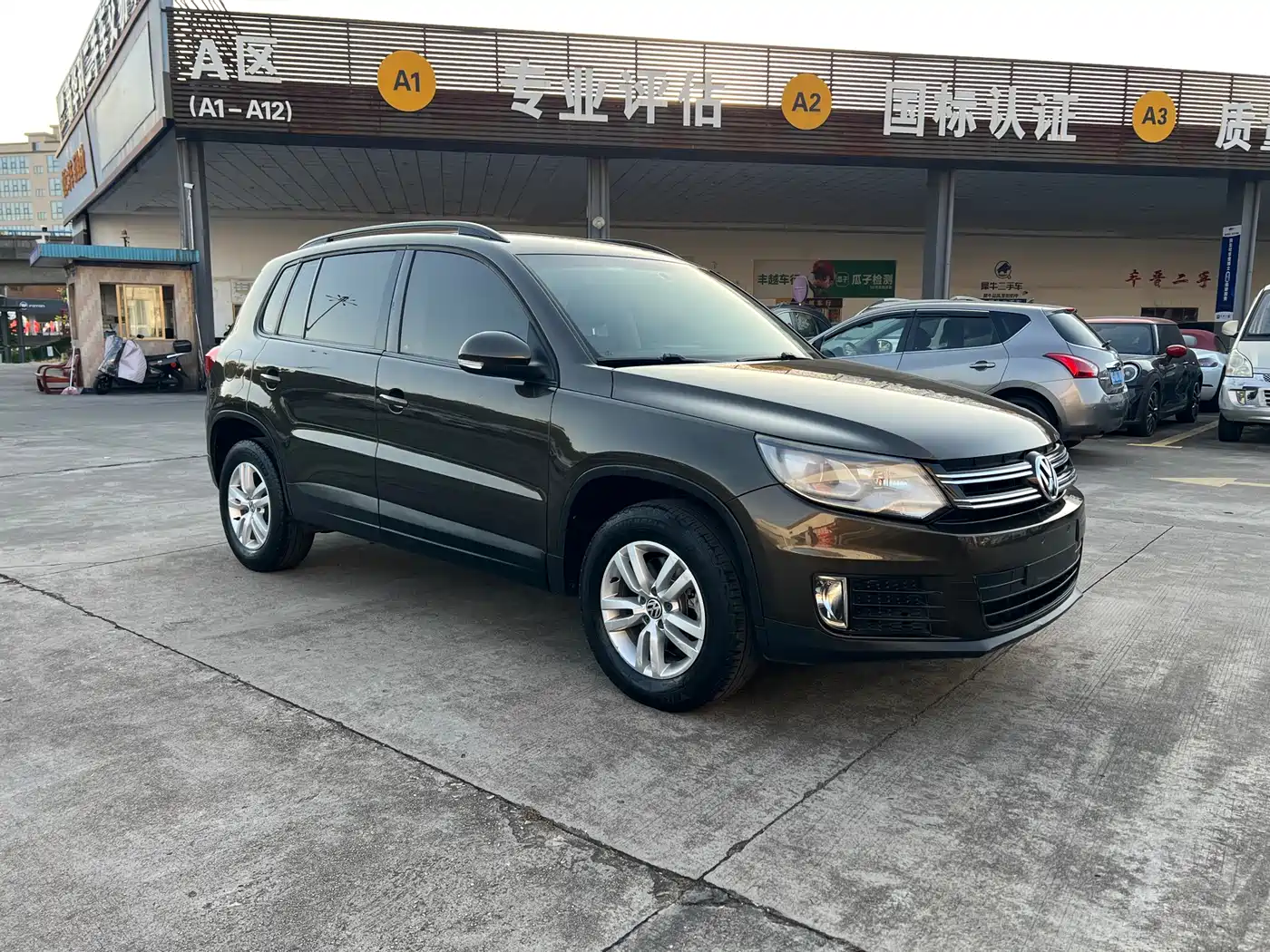 VOLKSWAGEN TIGUAN