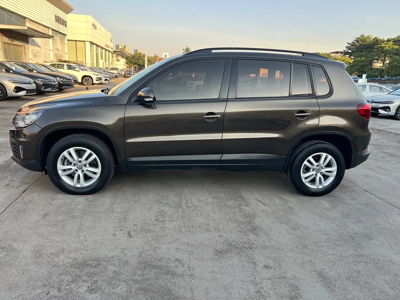 VOLKSWAGEN TIGUAN