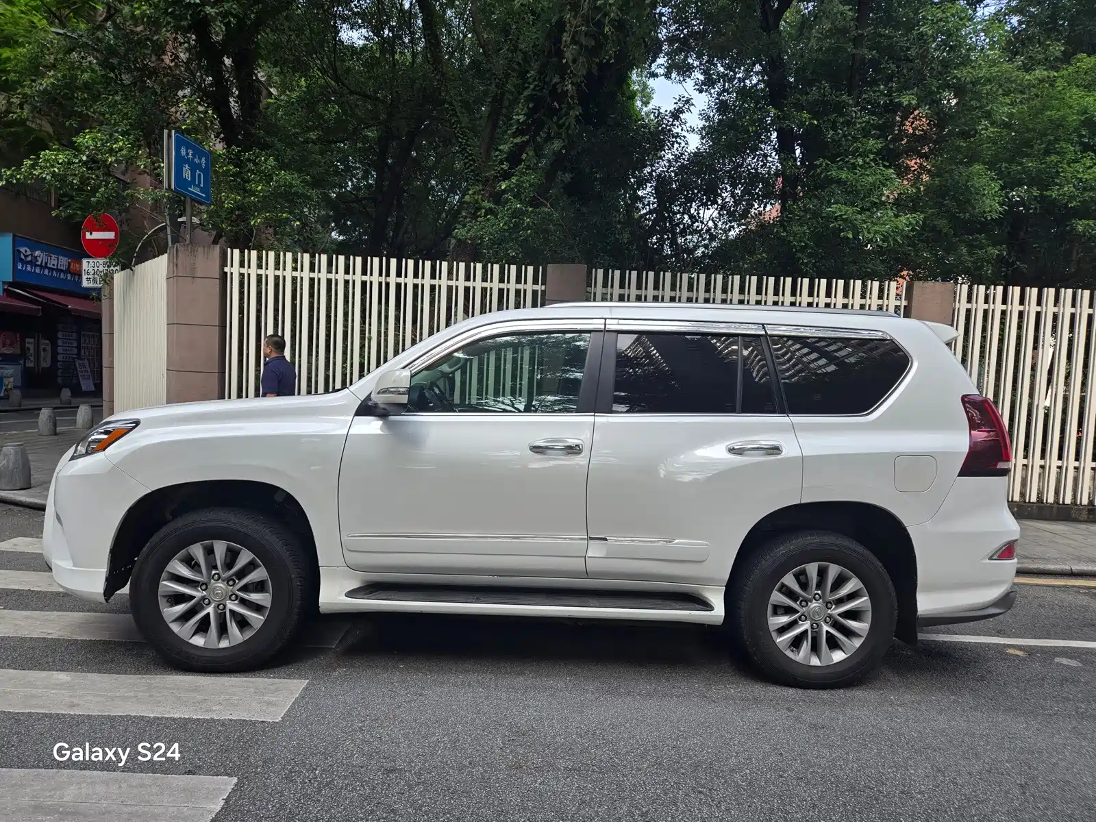 Photo 3 - Lexus GX