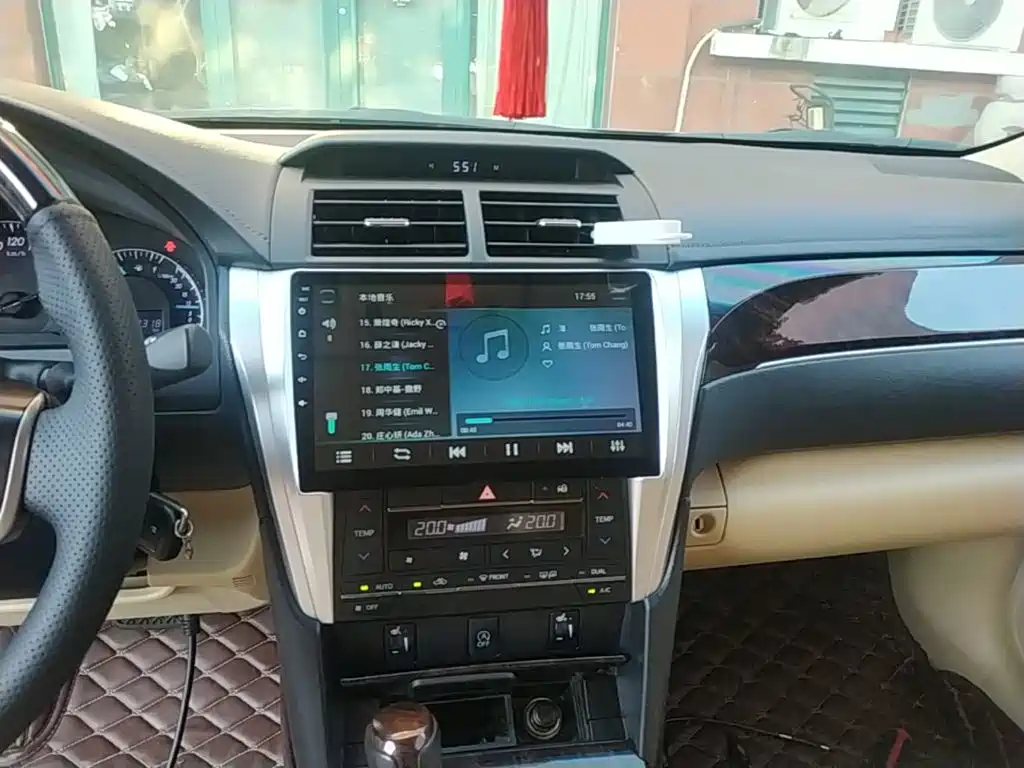 Фото 13 - Toyota Camry