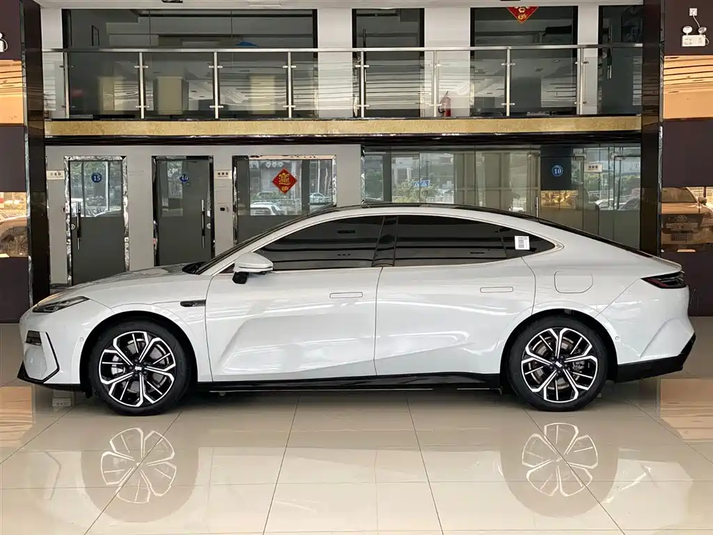 Geely Galaxy Galaxy E8 2025 700km Long Voyage Smart Drive Edition фото 4