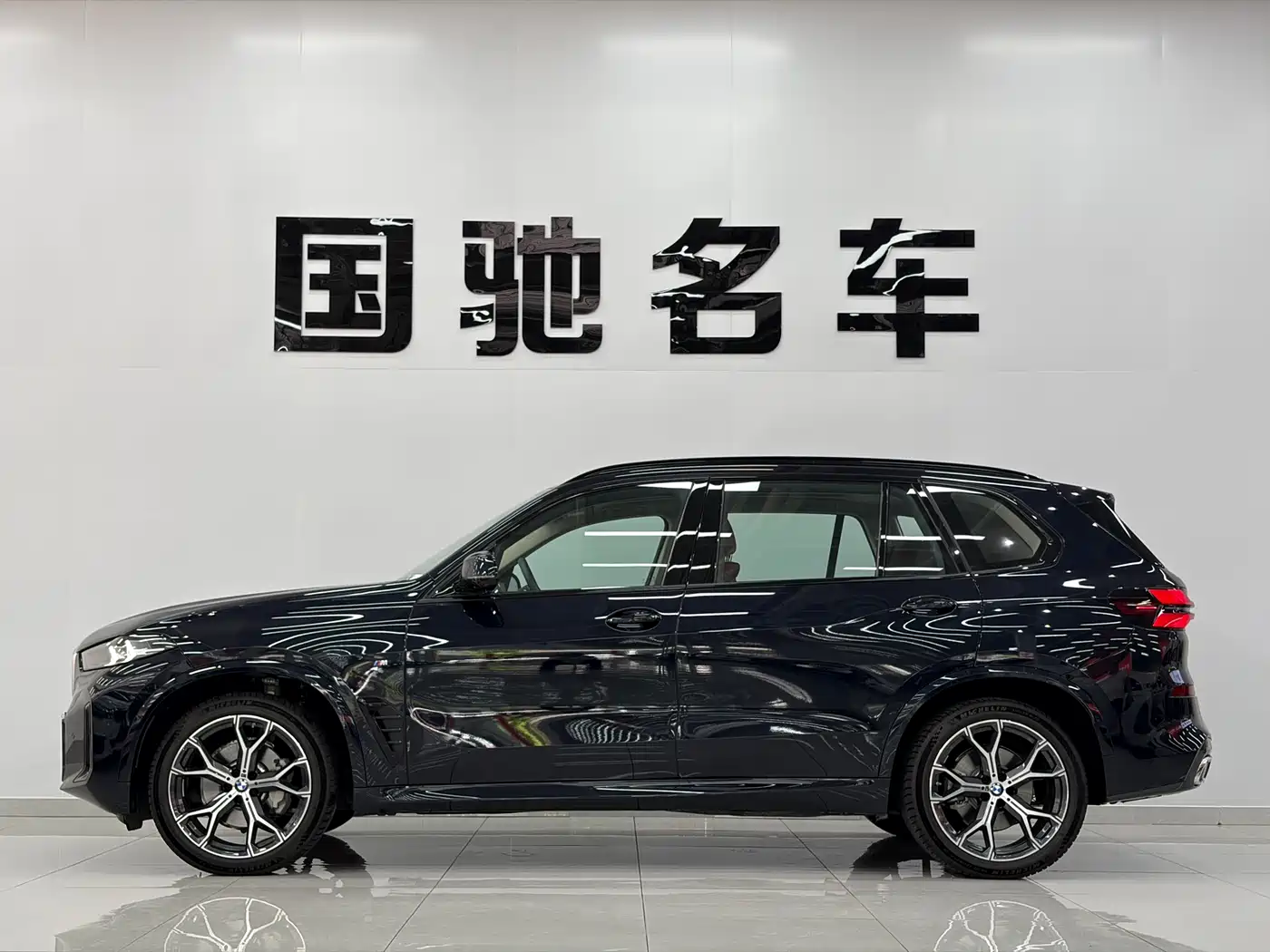 BMW X5 2025 Model xDrive 30Li Exclusive M Sport Blackout Package фото 3