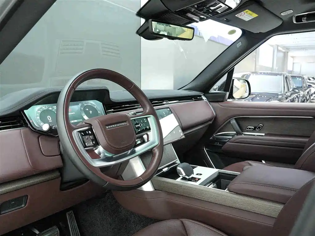 Land Rover Range Rover 2025 3.0 L6 400PS Genesis Extended Wheelbase фото 7