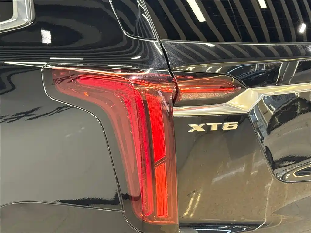 CADILLAC XT6