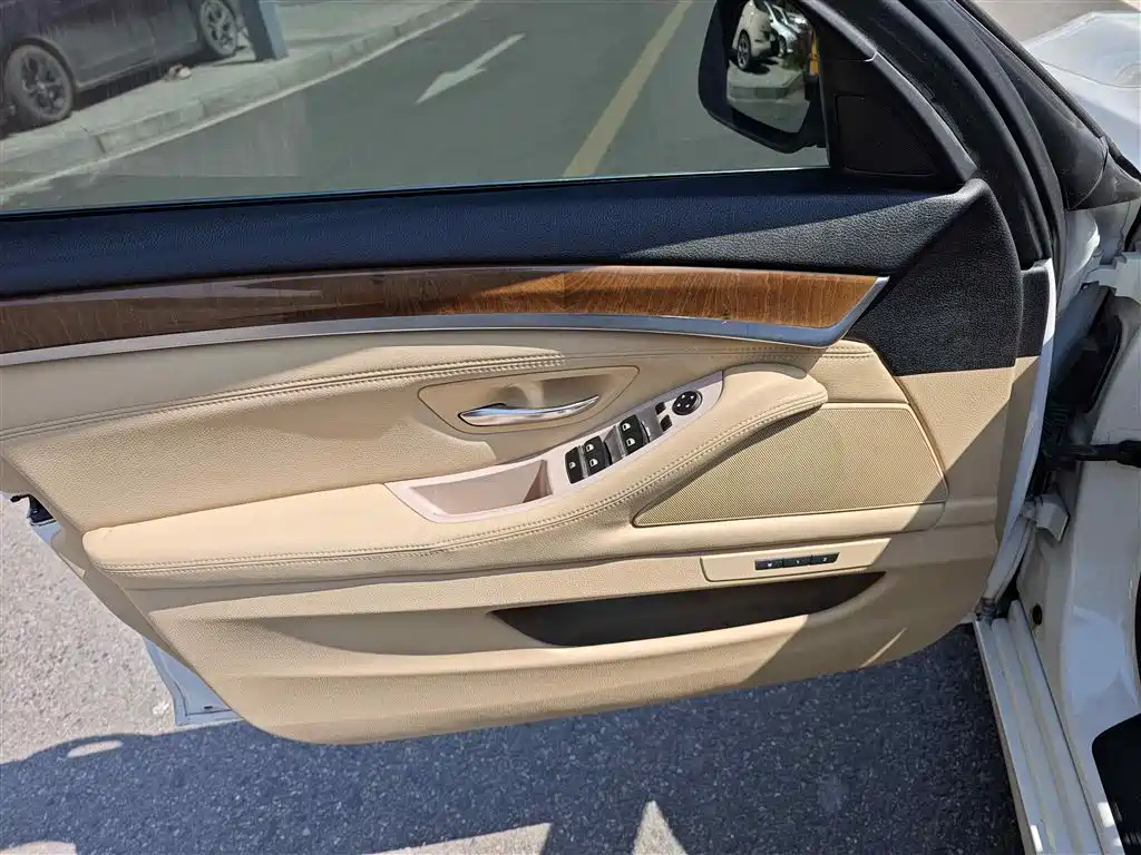 BMW 5 Series 2011 528Li Leading фото 9
