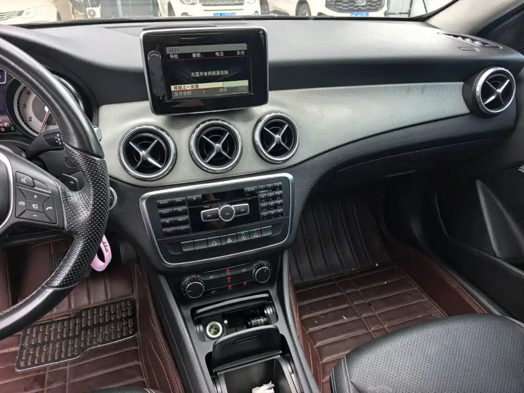 Mercedes-Benz GLA 2015 2015 GLA 200 Dynamic