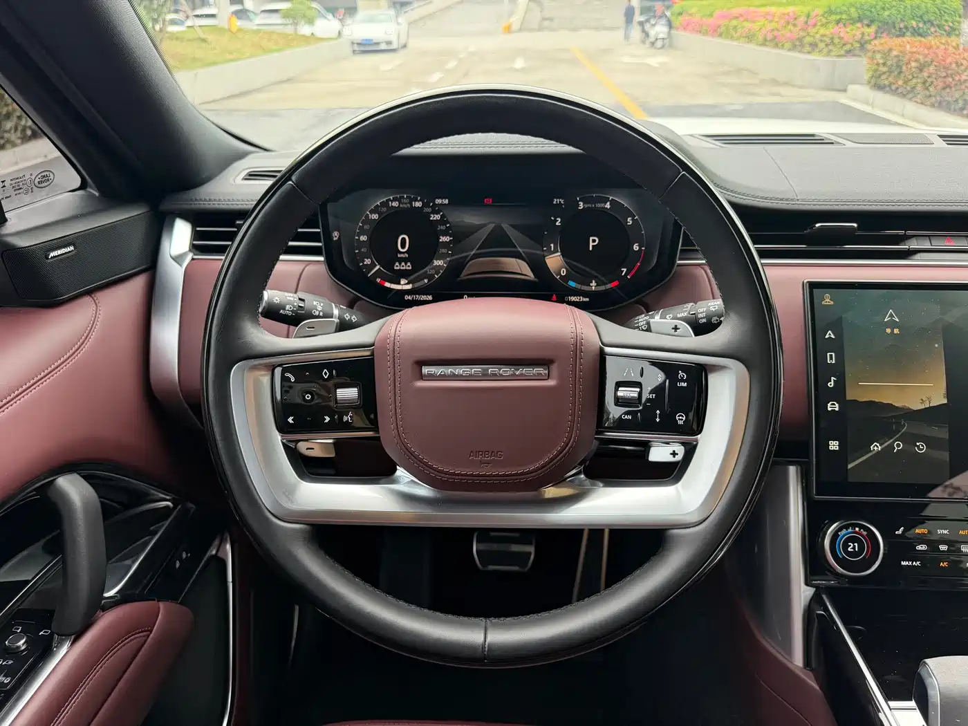 Land Rover Range Rover 2023 3.0 L6 360PS Golden Age Edition фото 9