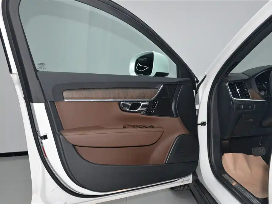 Volvo V90 2023 2021 Model Cross Country B5 AWD Smart Edition