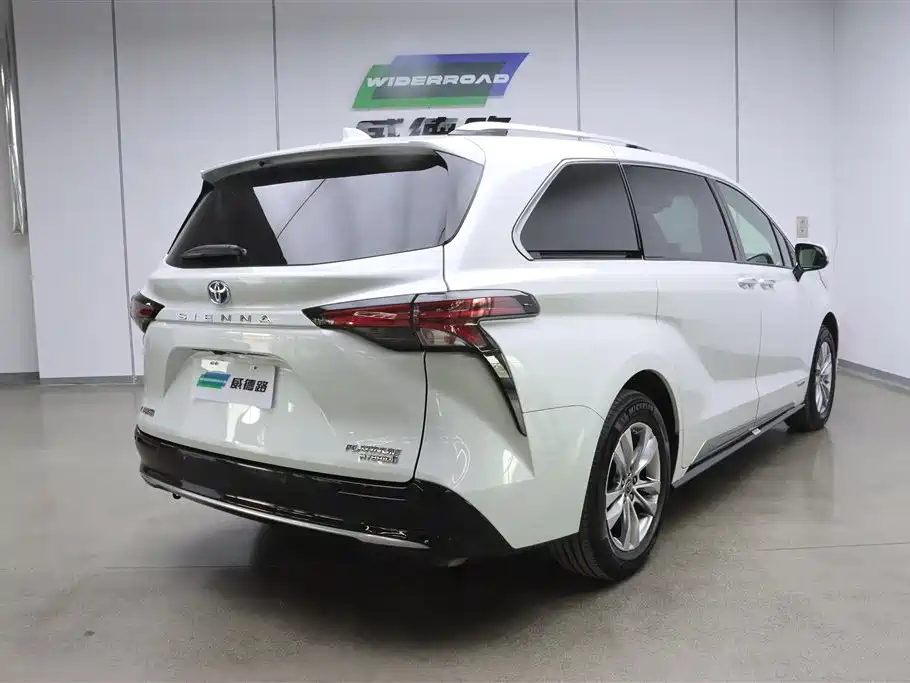 Toyota Sienna 2021 2.5L Hybrid Platinum Edition фото 3