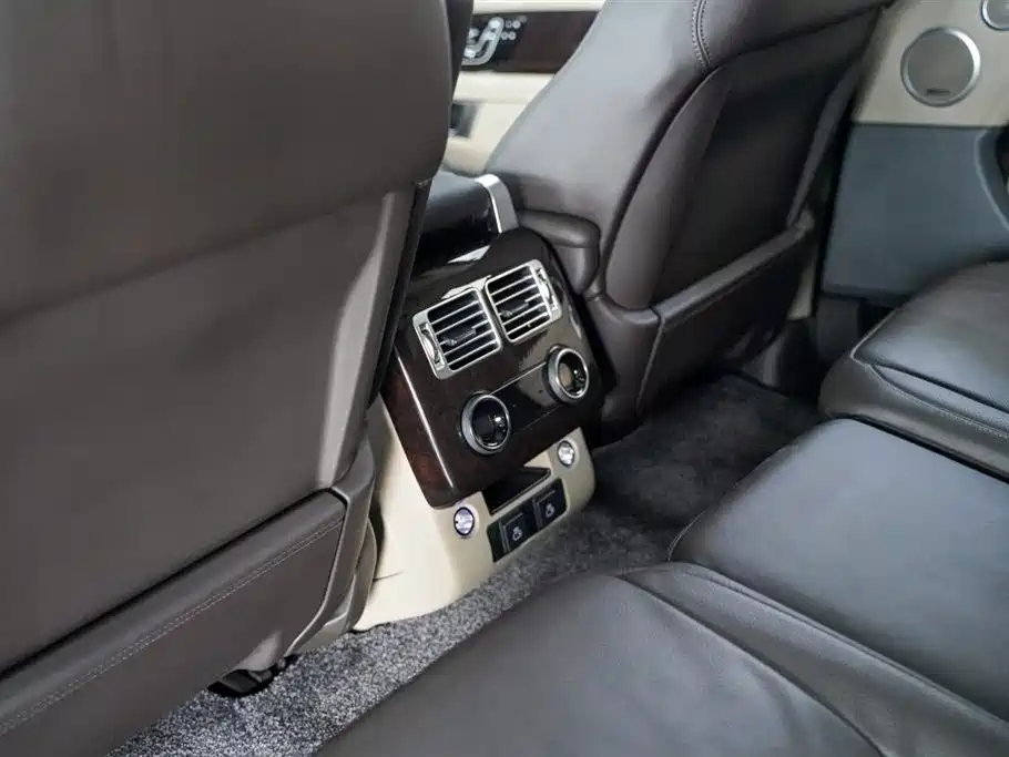 Land Rover Range Rover 2022 3.0 L6 360PS Heritage Edition фото 12