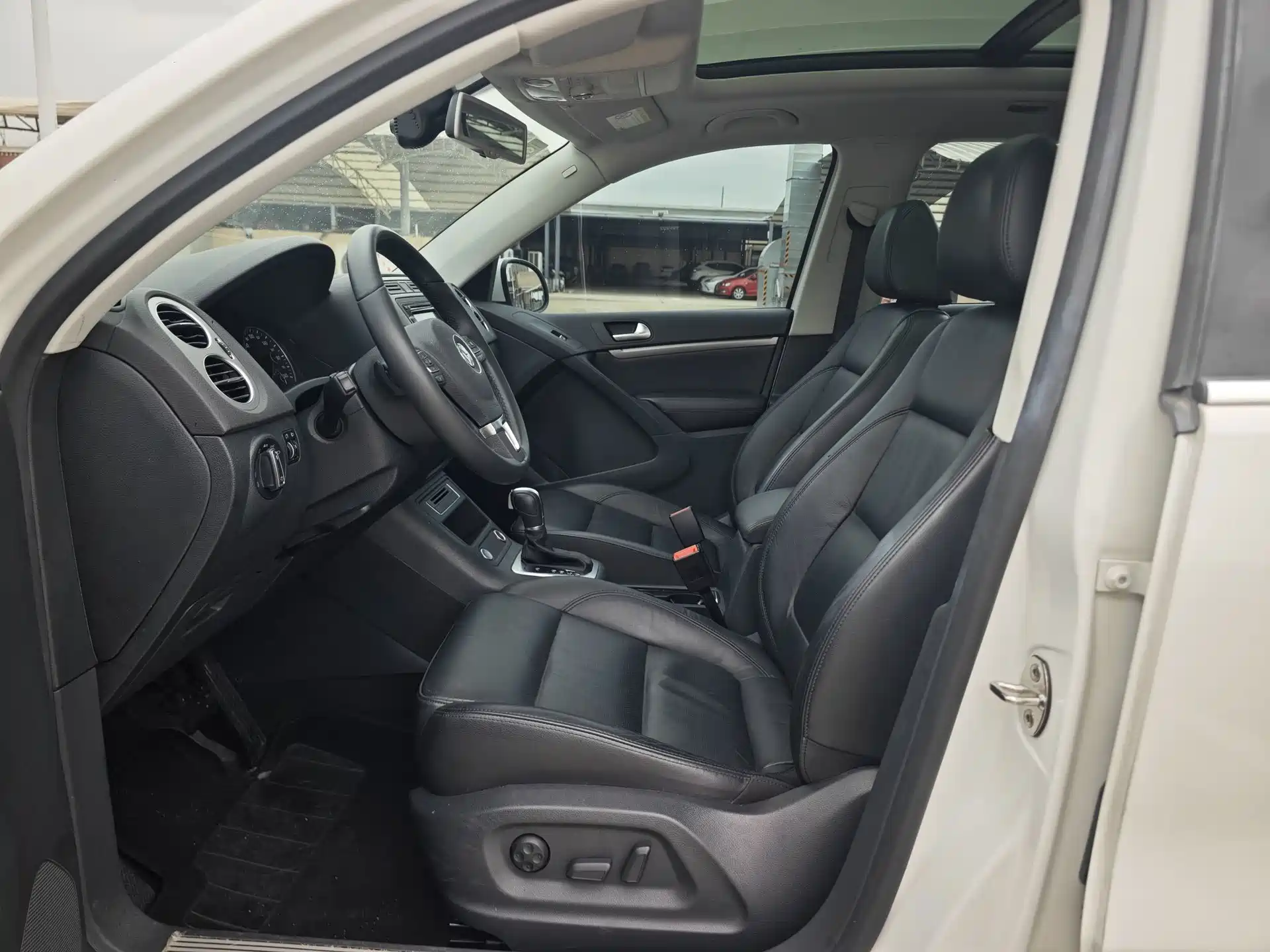 Photo 9 - Volkswagen Tiguan