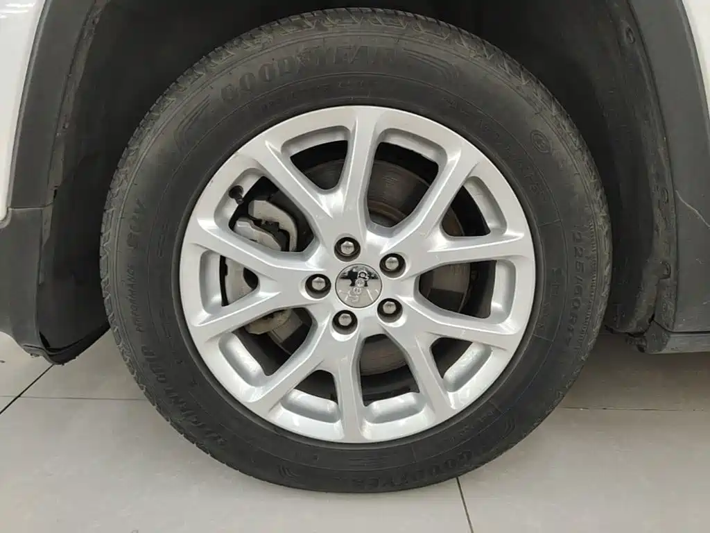 Фото 23 - Jeep Cherokee