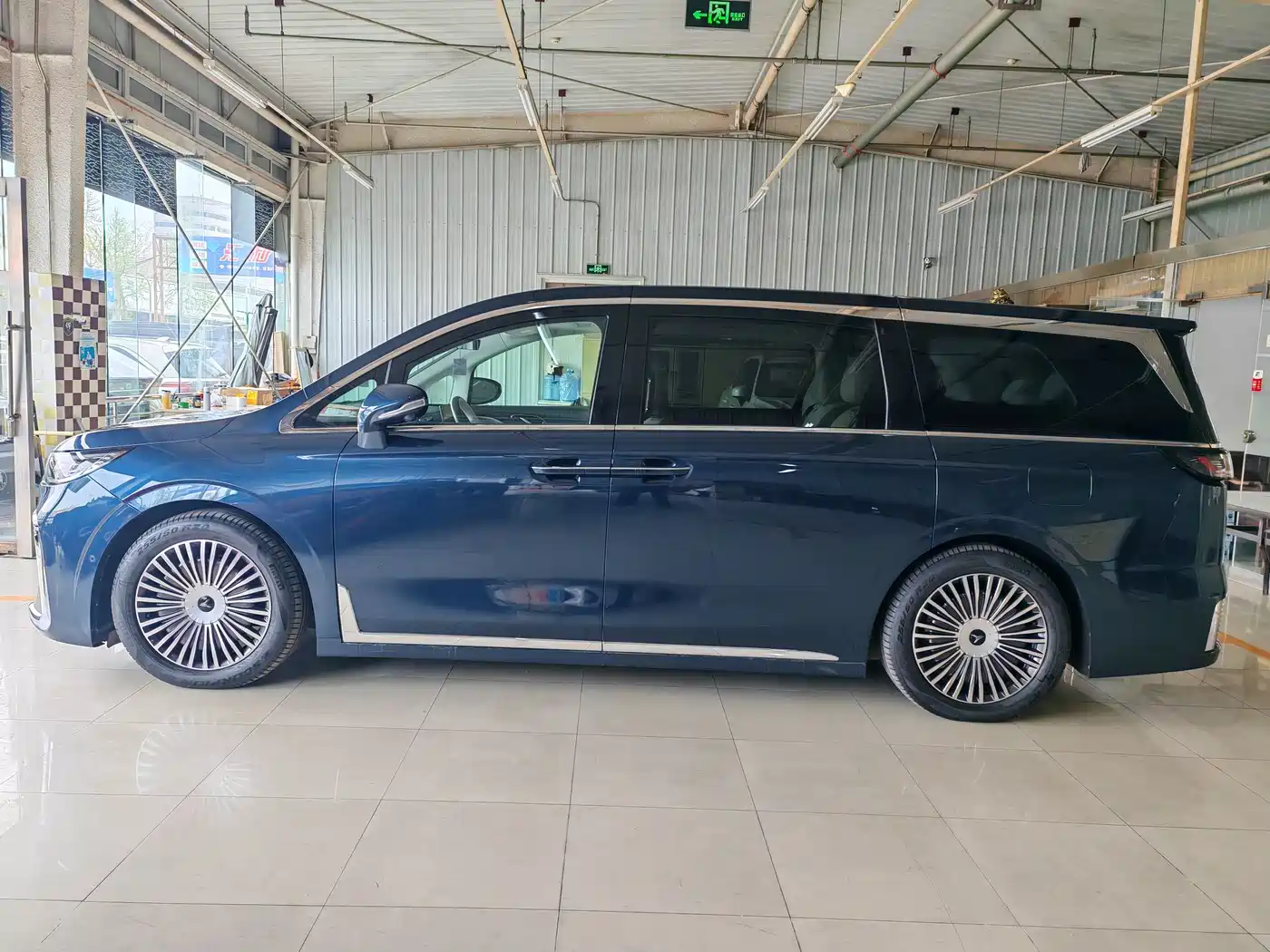 Voyah Auto Voyah Dreamer 2025 PHEV AWD Flagship Kunpeng Edition фото 3