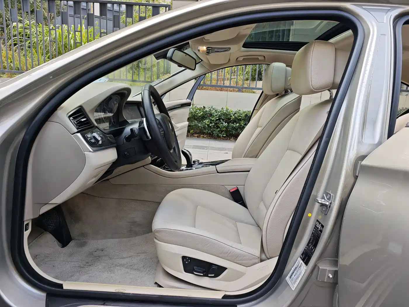 BMW 5 Series 2011 535Li Leading фото 13