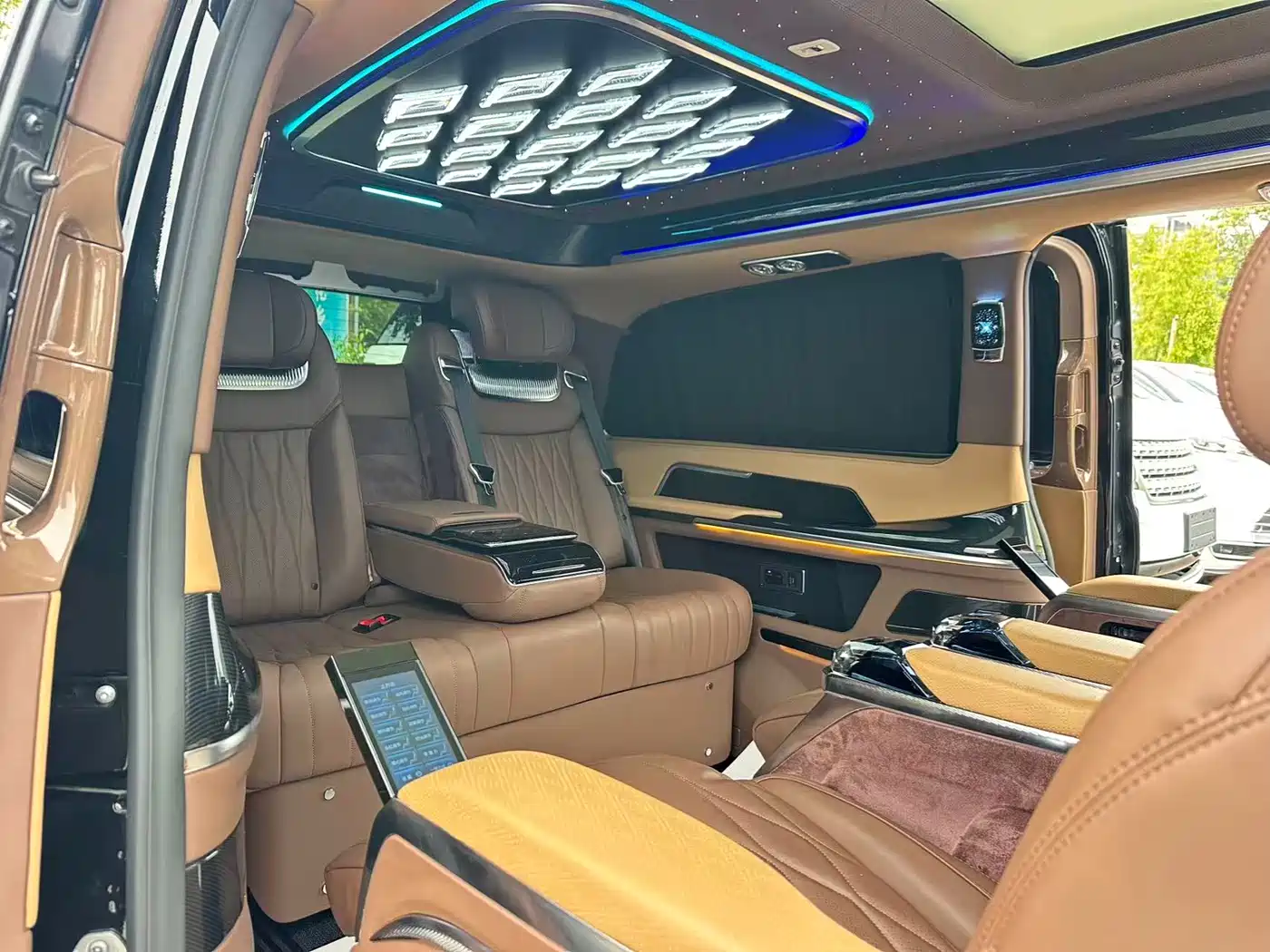 Mercedes-Benz V-Class 2024 V 300 L Long Wheelbase Luxury Edition фото 10