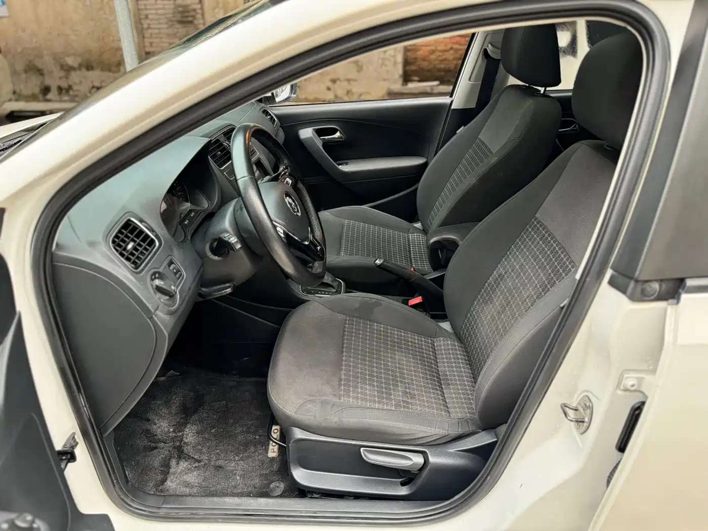 Volkswagen Polo 2016 1.6L Automatic Comfort фото 3
