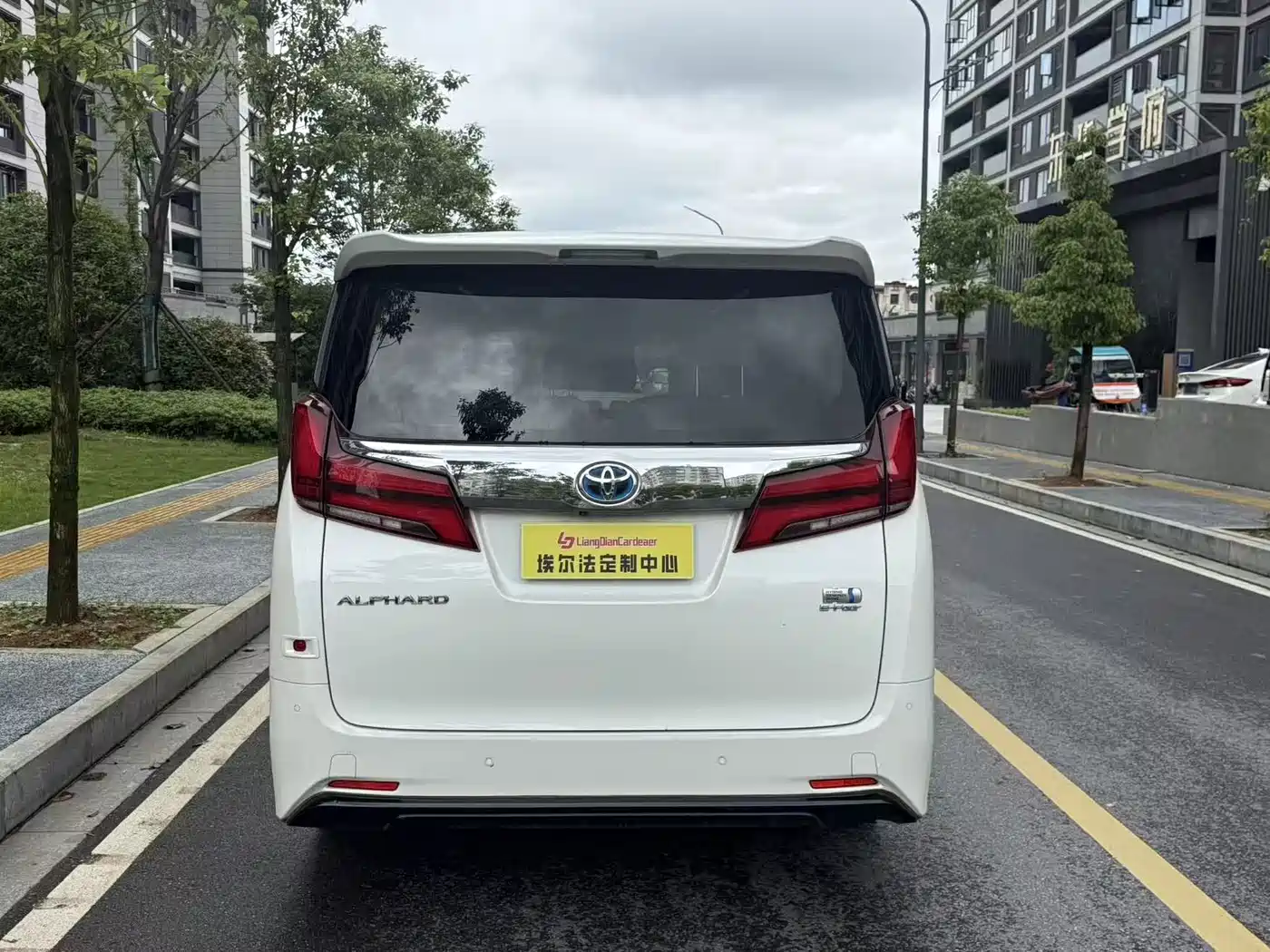 Toyota Alphard 2019 Hybrid 2.5L Luxury фото 6