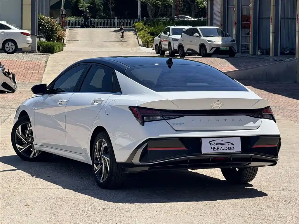 Hyundai Elantra 2023 Model 1.5L CVT LUX Premium Edition фото 10