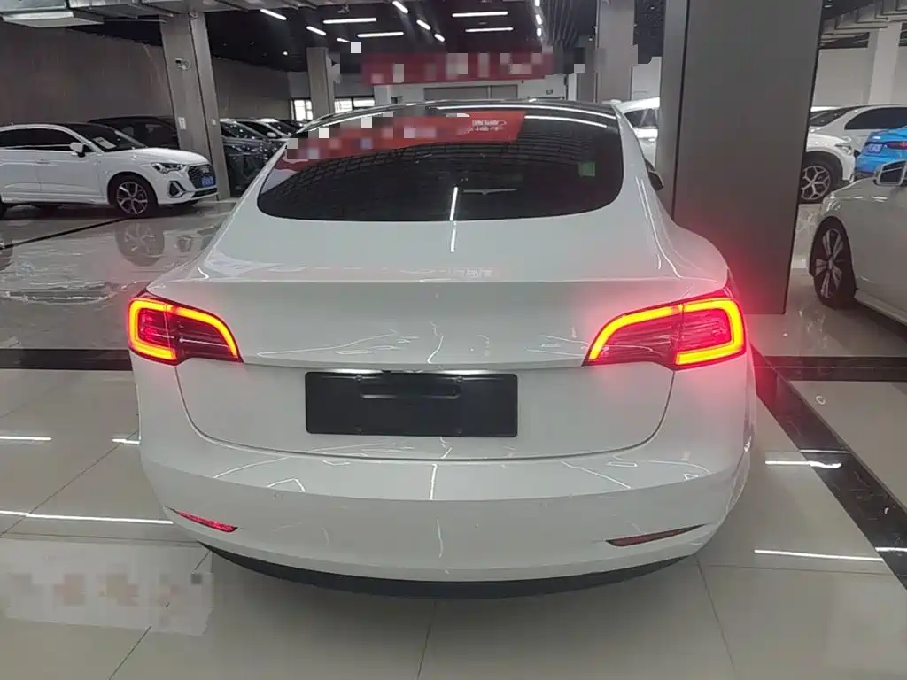 Фото 6 - Tesla Model 3