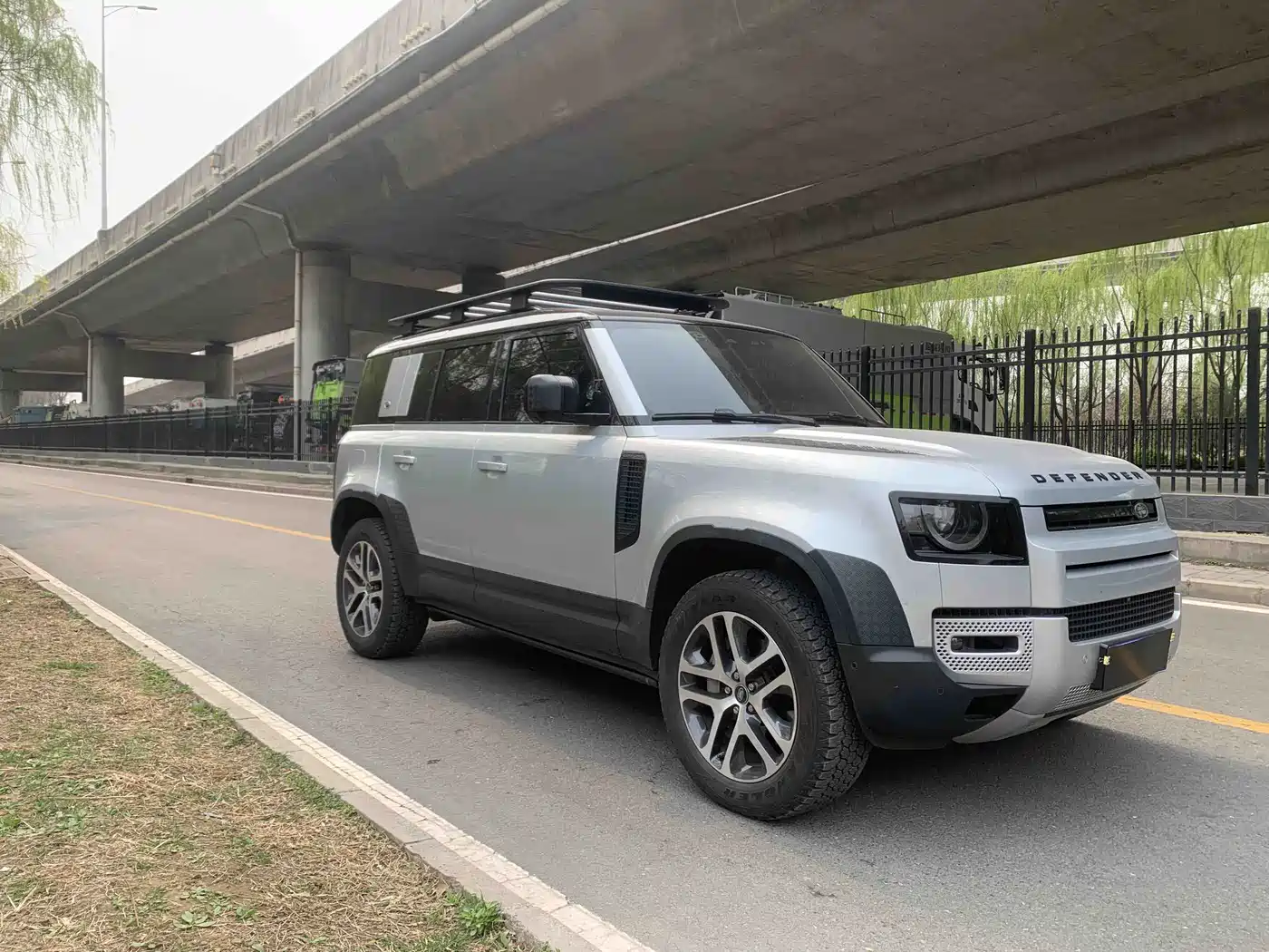 Land Rover Defender 2022 110 P400 Dark Special Edition фото 3