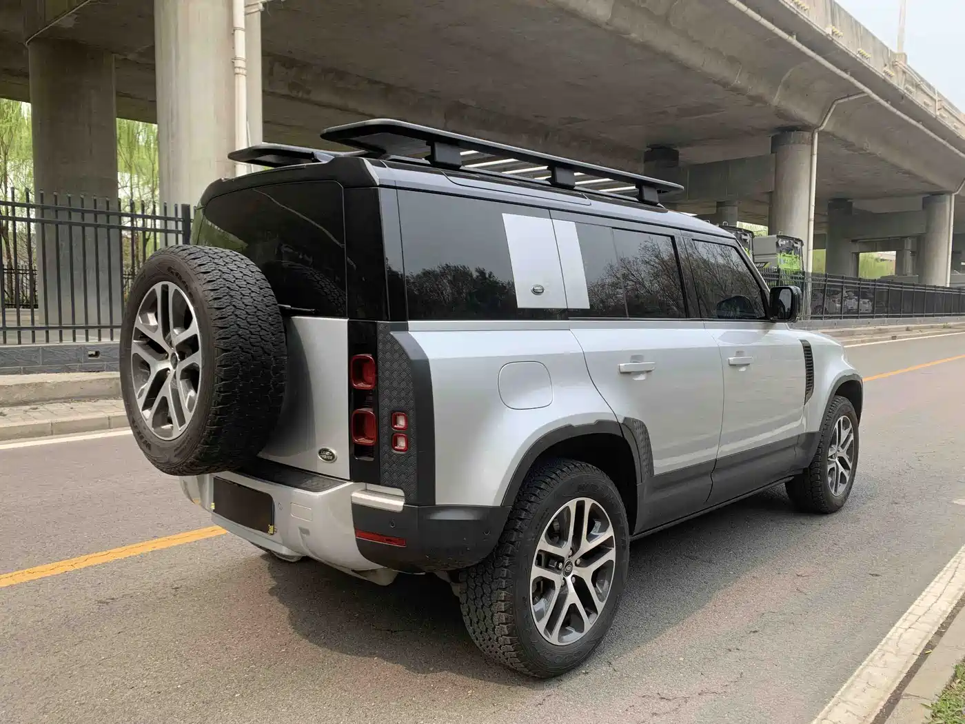Land Rover Defender 2022 110 P400 Dark Special Edition фото 6