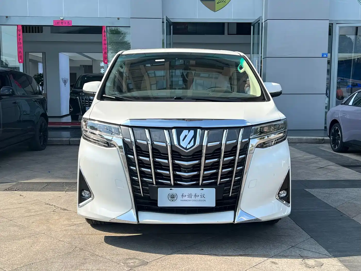 Toyota Alphard 2018 3.5L Luxury фото 2