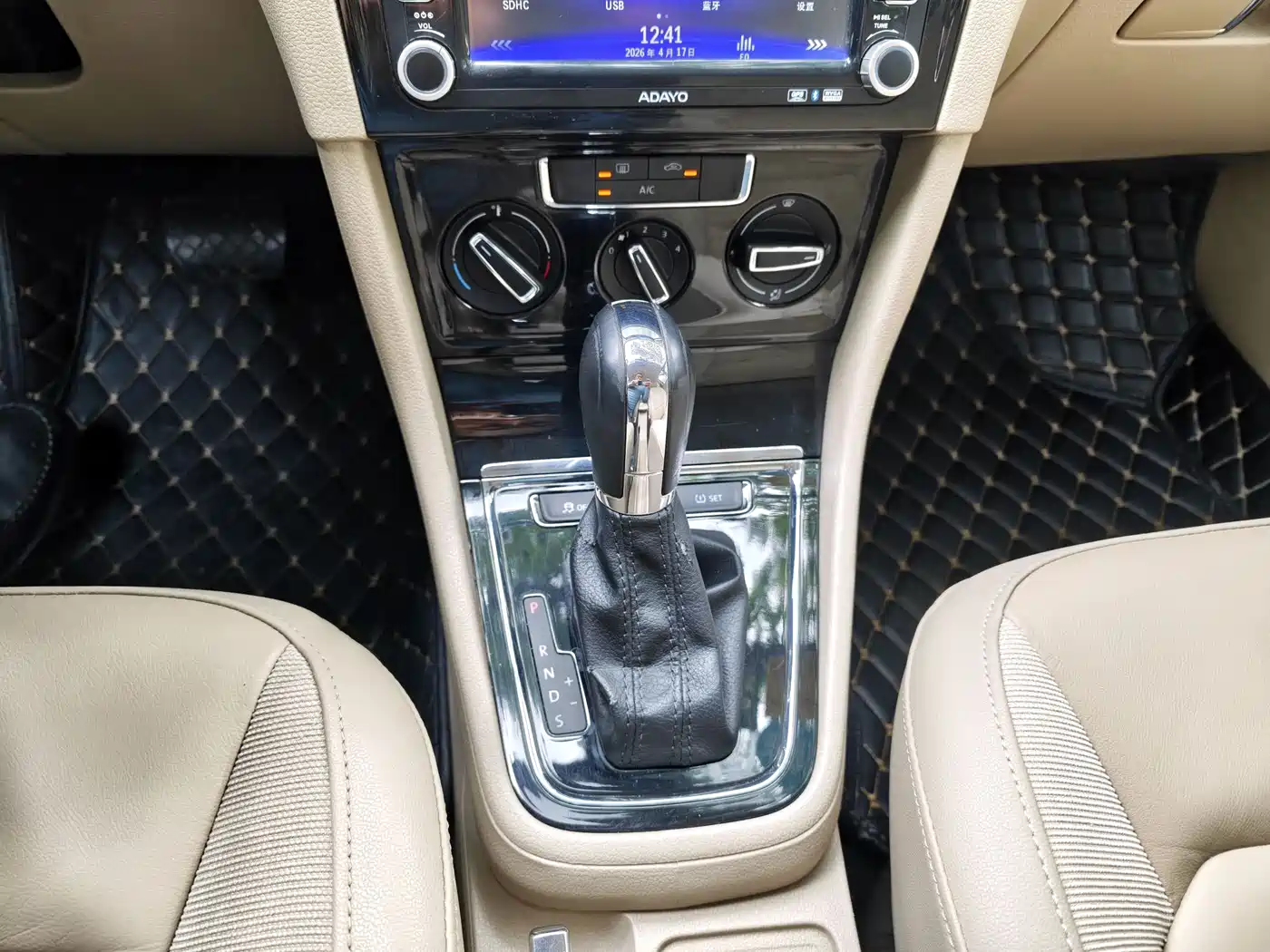 Volkswagen Bora 2014 1.6L Automatic Comfort Edition фото 14