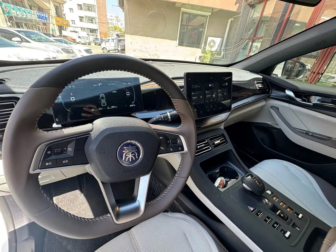 BYD Qin PLUS 2024 Glory Edition DM-i 55KM Leading фото 14