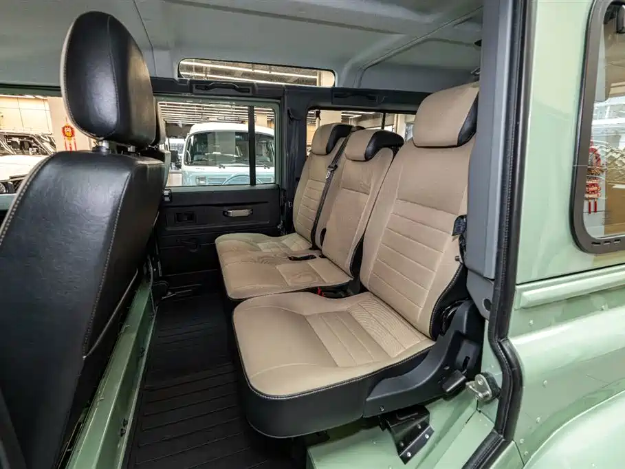 Land Rover Defender фото 10