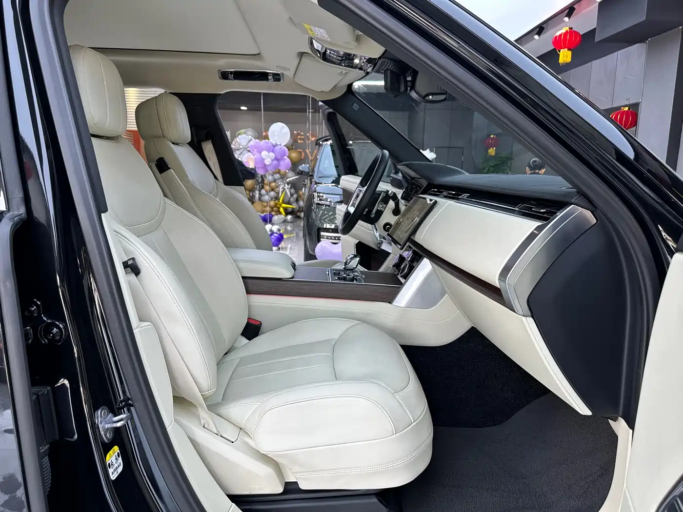 Land Rover Range Rover 2023 3.0 L6 360PS Golden Age Edition фото 9