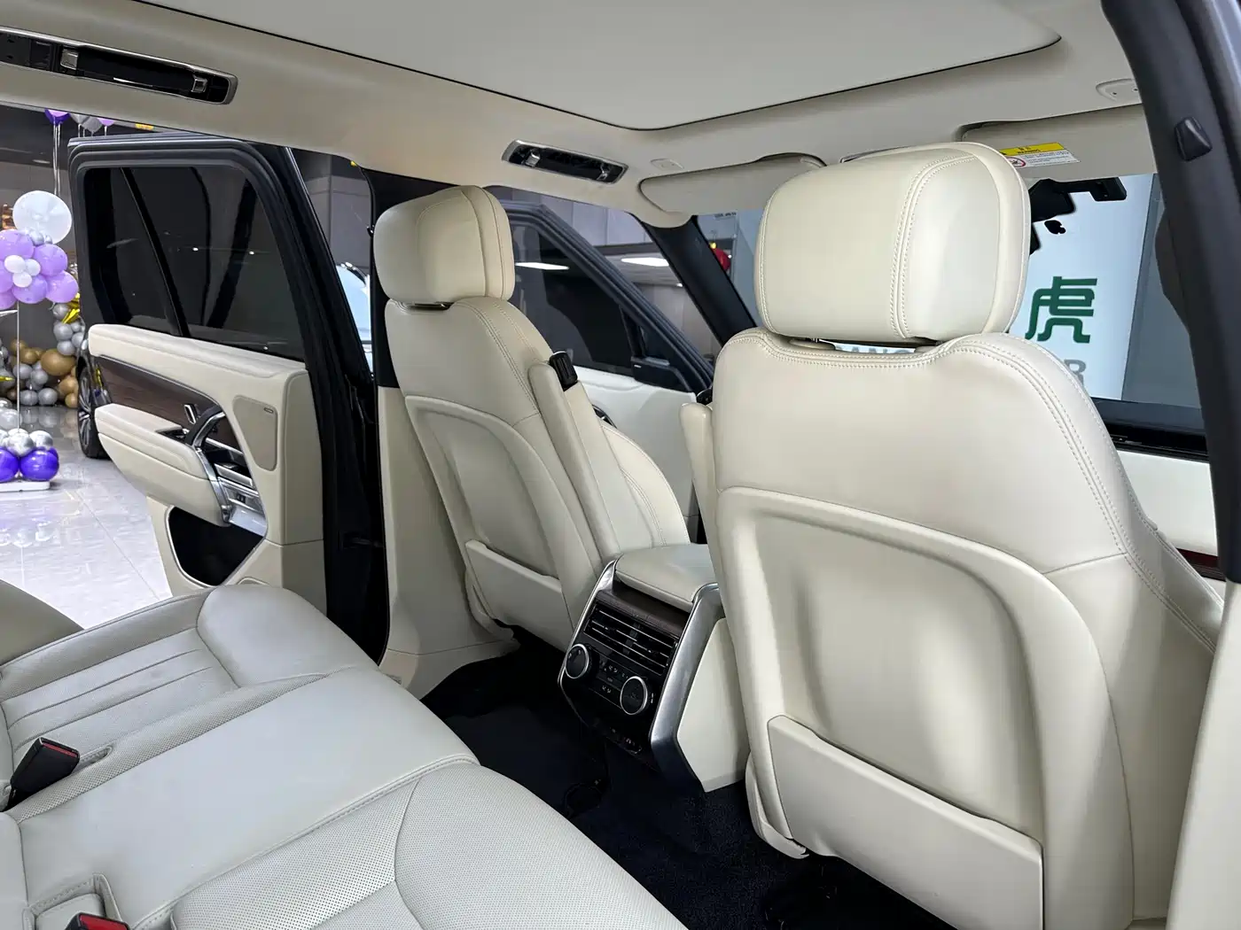 Land Rover Range Rover 2023 3.0 L6 360PS Golden Age Edition фото 11