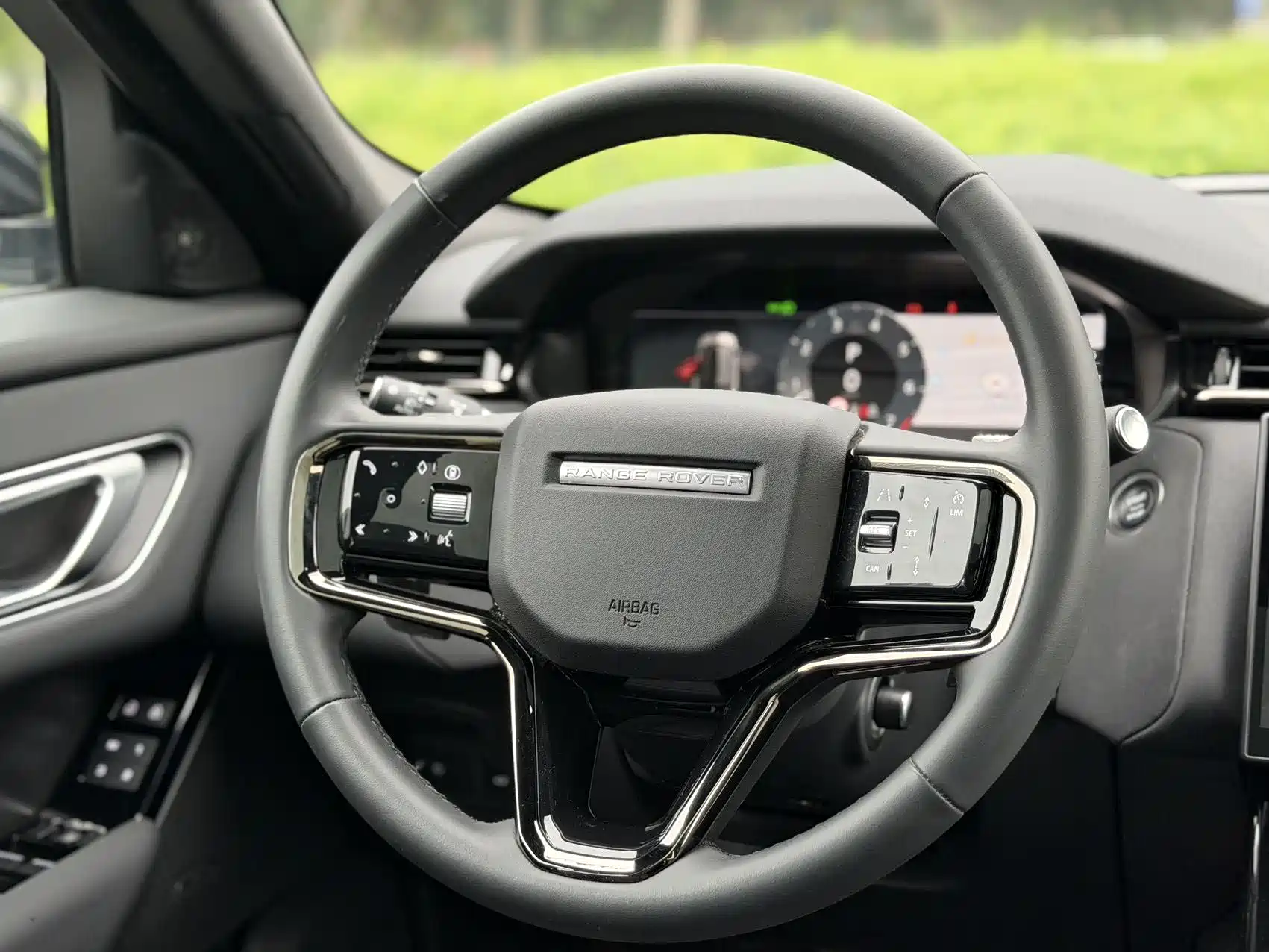 Photo 7 - Land Rover Range Rover Velar