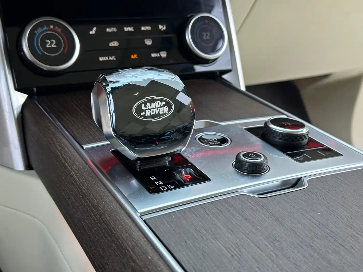 Land Rover Range Rover 2023 3.0 L6 360PS Golden Age Edition фото 12