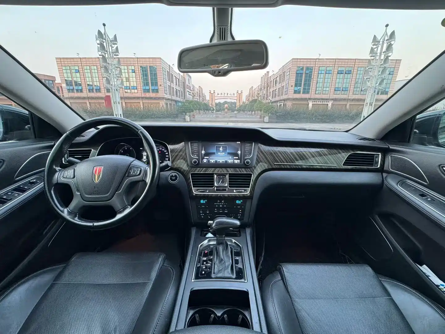 Photo 6 - Hongqi H7