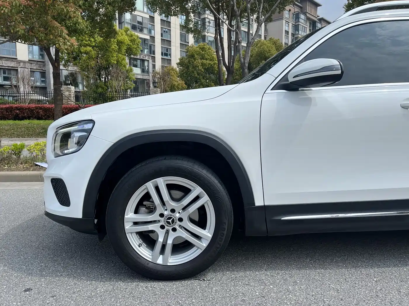 MERCEDES-BENZ GLB