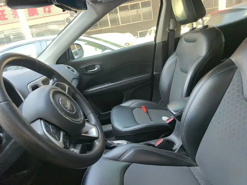 Photo 15 - Jeep Compass