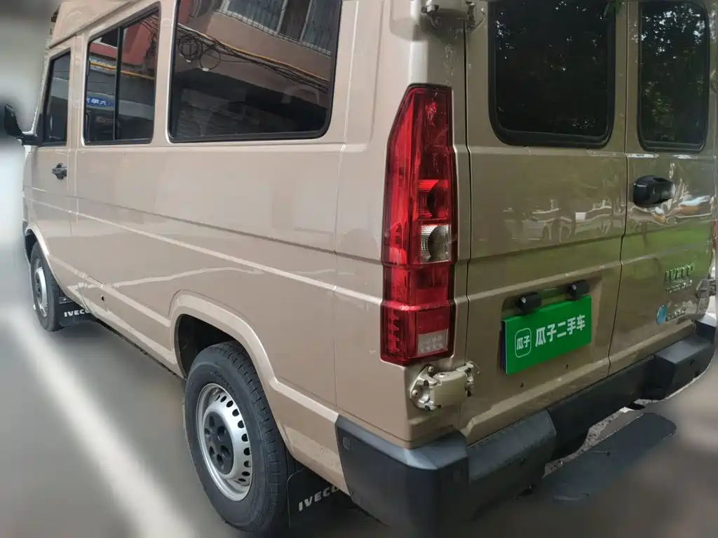 Iveco Daily 2023 2023 2.5T A35M1 Short Wheelbase Medium Roof Single Tire Sliding Door 5-9 Seats