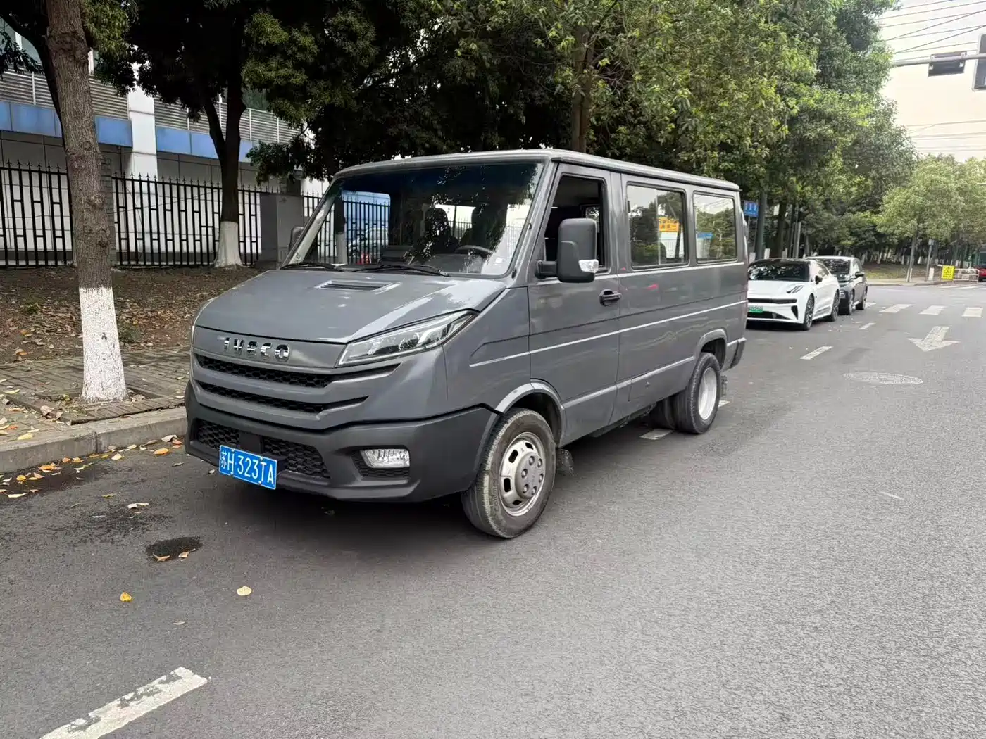 Iveco Daily 2023 2.5T A35M1 Short Wheelbase Low Roof Dual Tire Manual Door 5-9 Seater
