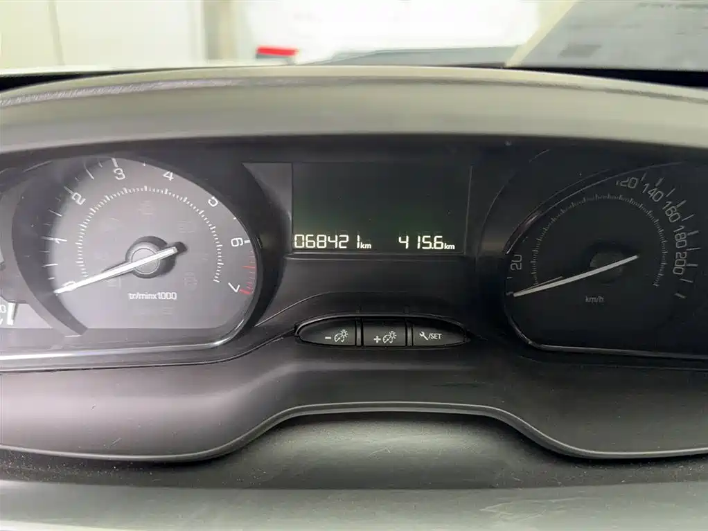 Peugeot 2008 2014 1.6L Automatic Trend Edition фото 7