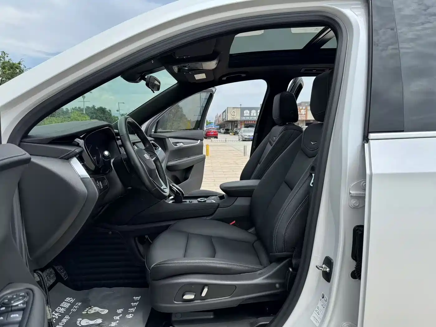 Photo 12 - Cadillac XT6