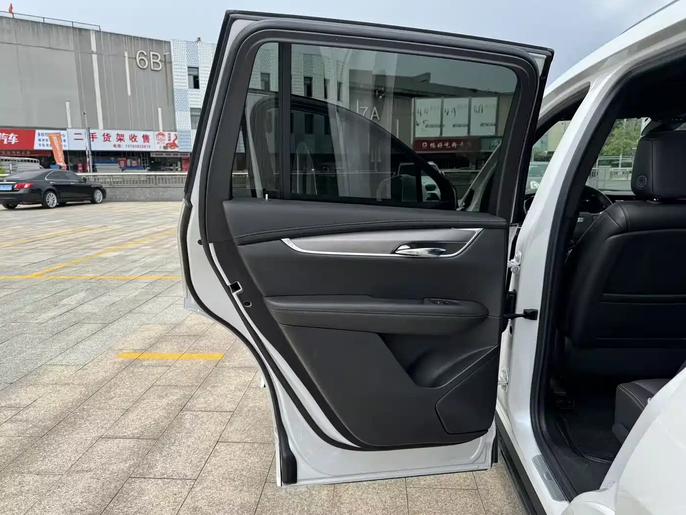 Photo 14 - Cadillac XT6
