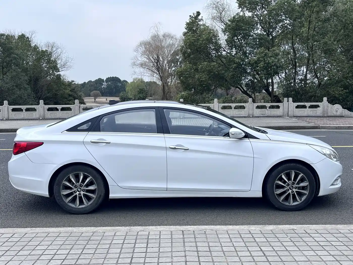 Hyundai Sonata 2013 2.0L Automatic Luxury Edition фото 9