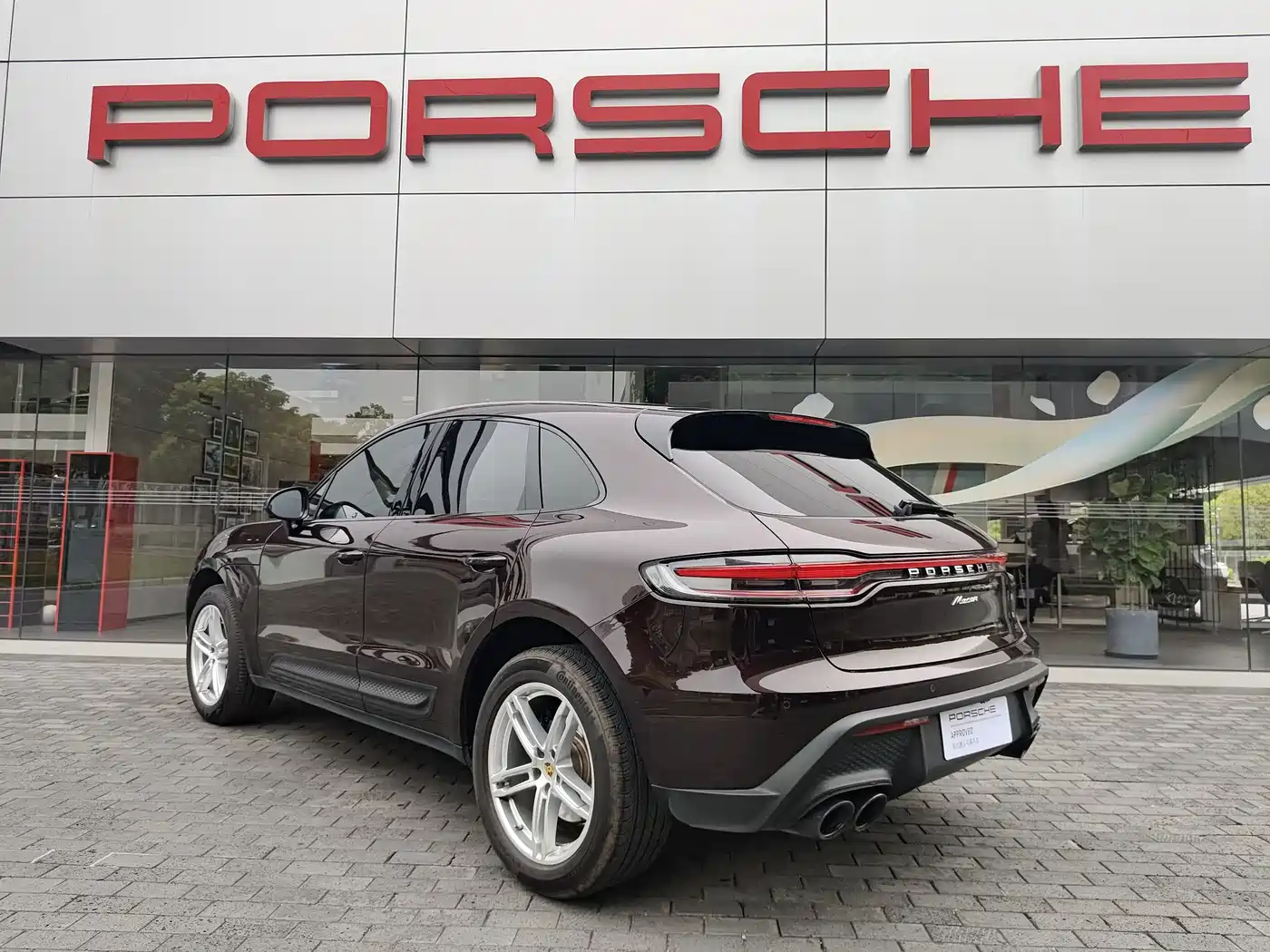 PORSCHE MACAN
