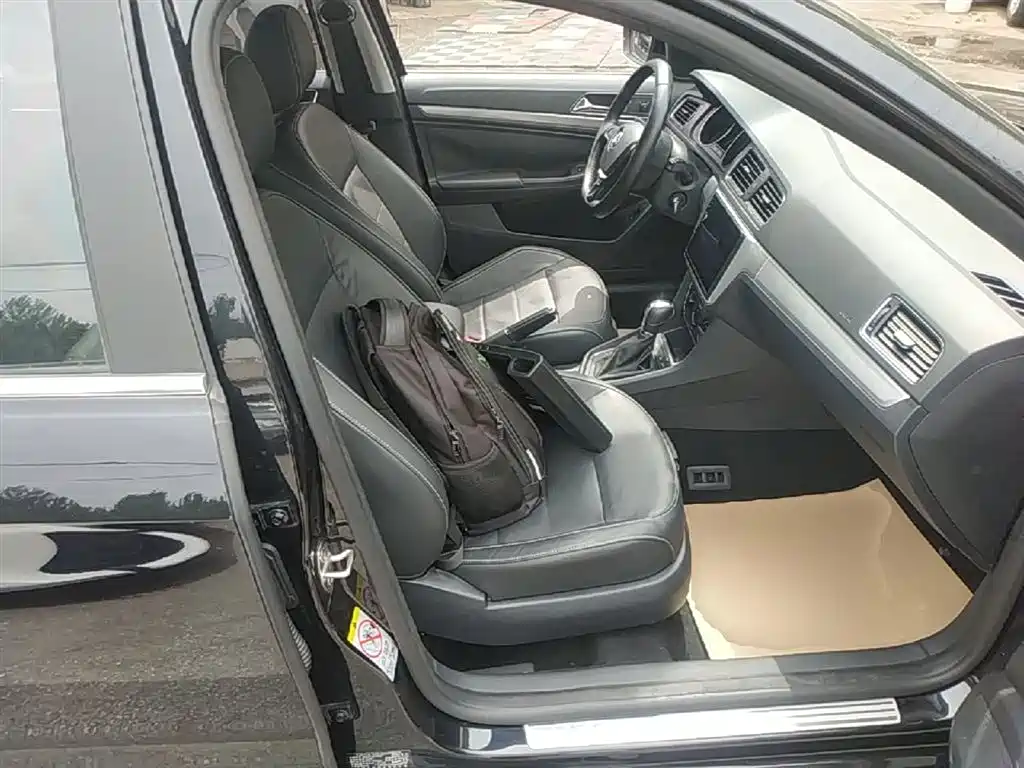 Volkswagen Lavida 2015 1.6L Automatic Comfort Edition фото 25