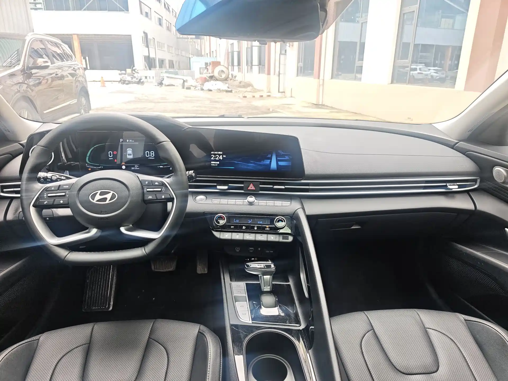 Photo 8 - Hyundai Elantra