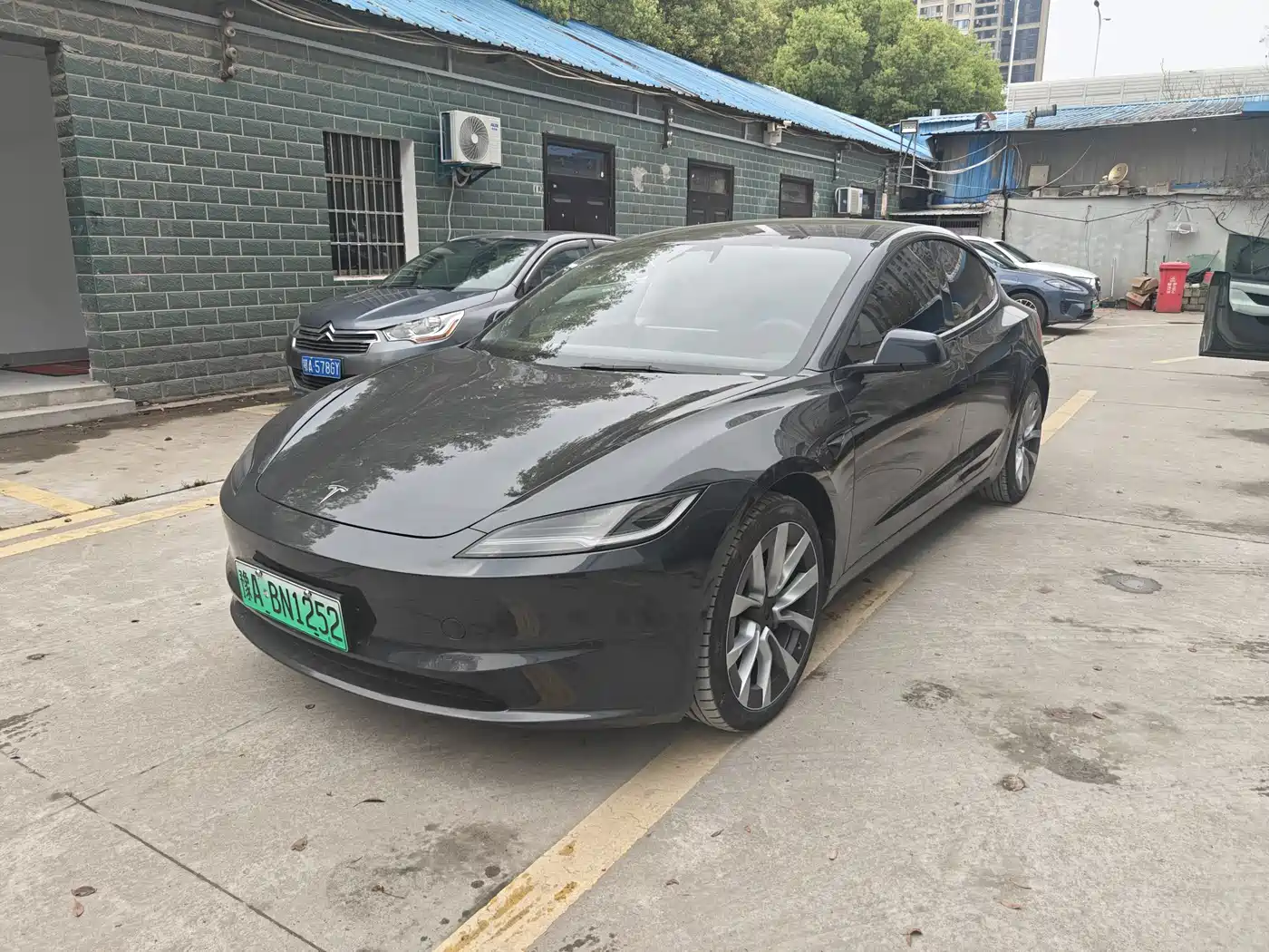 TESLA MODEL 3