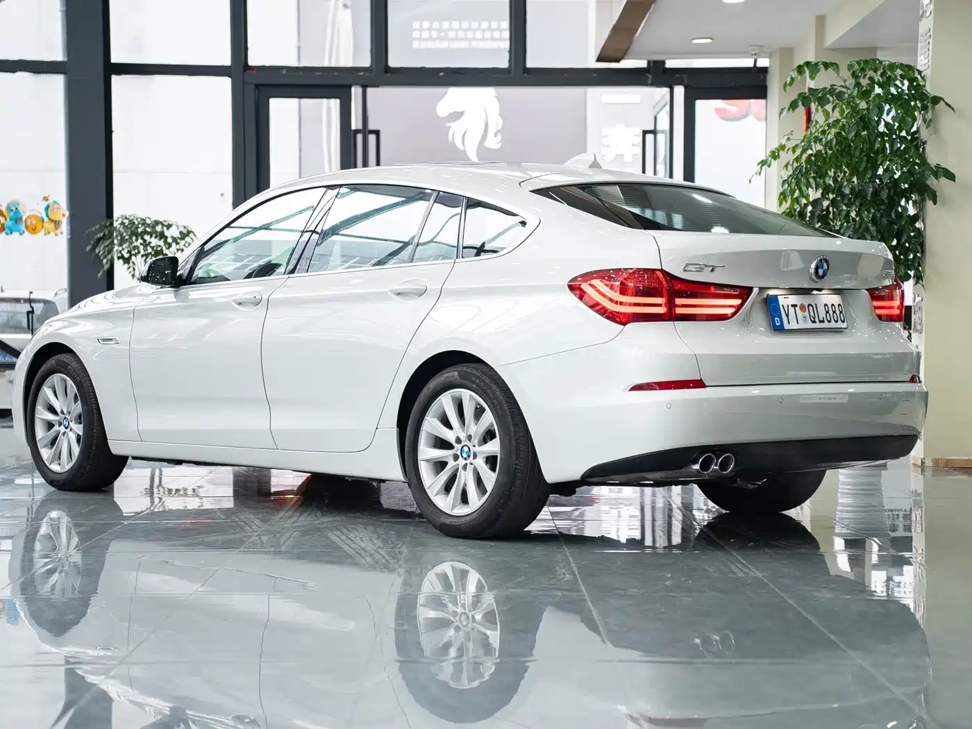 BMW 5 Series GT 2014 528i Leading фото 2