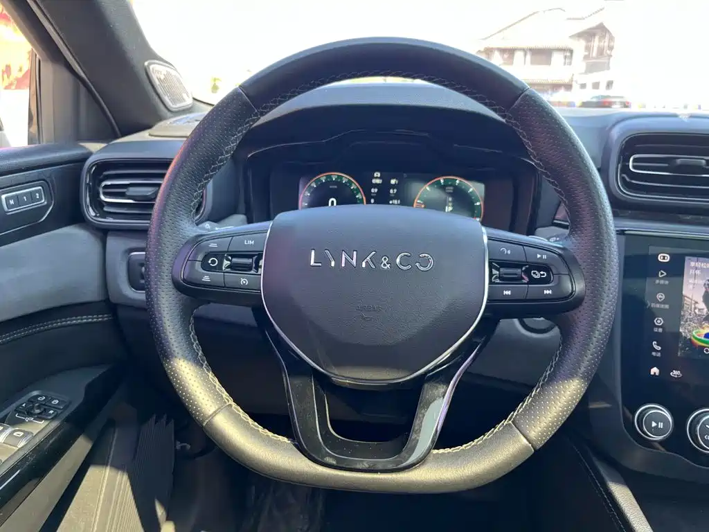 Photo 19 - Lynk & Co 03